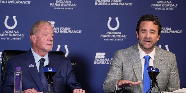 Pelatih sementara Indianapolis Colts Jeff Saturday, kanan, berbicara saat pemilik Jim Irsay mendengarkan selama konferensi pers di fasilitas latihan tim, 7 November 2022, di Indianapolis.