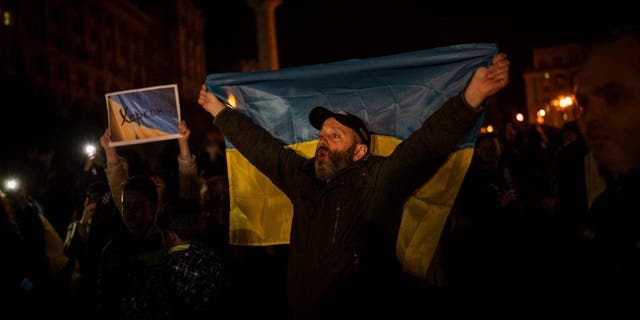 Ucranianos se reúnem no centro de Kyiv para celebrar a reconquista da cidade de Kherson, na Ucrânia, na sexta-feira, 11 de novembro de 2022. 