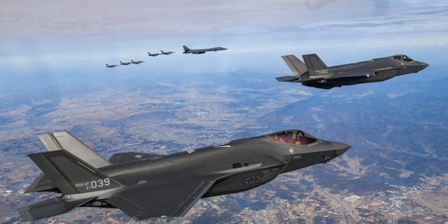 사진은 국방부가 제공한 미 공군 B-1B 폭격기(왼쪽 위에서 여섯 번째), 한국 공군 F-35 전투기와 미 공군 F-16 전투기(왼쪽)가 남측 상공을 비행하고 있다. 한반도, 2022년 11월 19일 토요일 대한민국 합동비행훈련 중. 