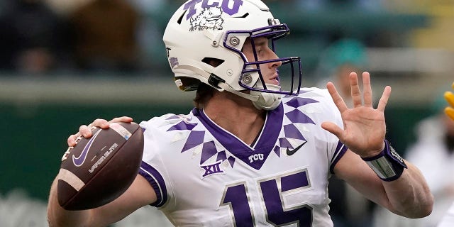 Il quarterback della TCU Max Duggan (15) passa durante la prima metà di una partita di football del college NCAA contro Baylor a Waco, Texas, sabato 19 novembre 2022.
