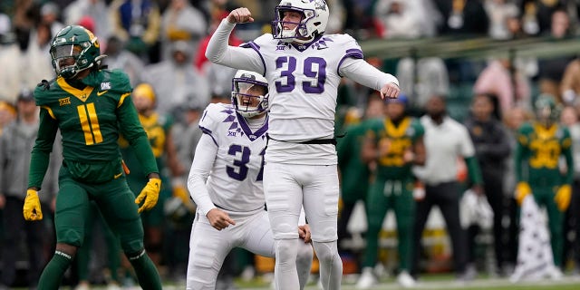 Il calciatore del posto della TCU Griffin Kell (39) reagisce al segnare un field goal con il compagno di squadra Jordy Sandy (31) mentre il cornerback di Baylor Lorando Johnson (11) guarda negli ultimi secondi di una partita di football del college NCAA a Waco, Texas, sabato 19 novembre. 19, 2022. TCU ha vinto 29-28.