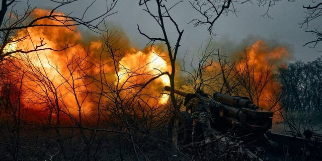Ukrainische Soldaten feuern Artillerie auf russische Stellungen in der Nähe von Bakhmut, Gebiet Donezk, Ukraine, Sonntag, 20. November 2022.