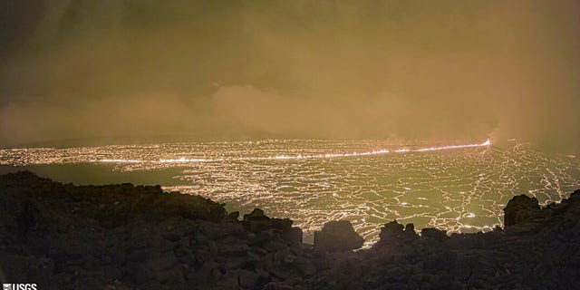 Hình ảnh này do Đài quan sát núi lửa Hawaii của USGS cung cấp cho thấy góc nhìn từ một camera nghiên cứu ở rìa phía bắc của hõm chảo trên đỉnh của núi lửa Mauna Loa, Thứ Hai, ngày 28 tháng 11 năm 2022. Cơ quan Khảo sát Địa chất Hoa Kỳ cho biết vụ phun trào bắt đầu vào cuối đêm Chủ nhật năm miệng núi lửa trên đỉnh của núi lửa trên Đảo Lớn. 