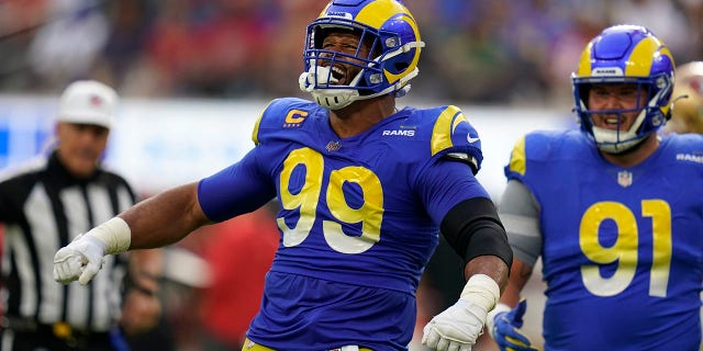 El tackle defensivo de Los Angeles Rams, Aaron Donald, a la izquierda, celebra después de una captura mientras el tackle defensivo Greg Gaines observa durante la primera mitad de un partido contra los San Francisco 49ers el 30 de octubre de 2022 en Inglewood, California. 