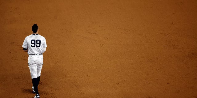 MLB rumors: Aaron Judge faces full-court press from Giants as he navigates free-agent market 1 Aaron Judge of the New York Yankees looks on during Game 3 of the ALCS against the Houston Astros at Yankee Stadium, Oct. 22, 2022, in New York.