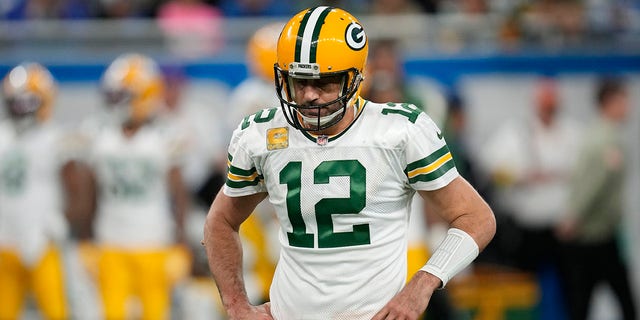 Le quart-arrière des Packers de Green Bay, Aaron Rodgers, se dirige vers la ligne de touche lors de la seconde mi-temps contre les Lions de Detroit, le 6 novembre 2022, à Detroit.