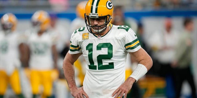 Le quart-arrière des Packers de Green Bay, Aaron Rodgers, se dirige vers la ligne de touche lors de la seconde mi-temps contre les Lions de Detroit, le 6 novembre 2022, à Detroit.