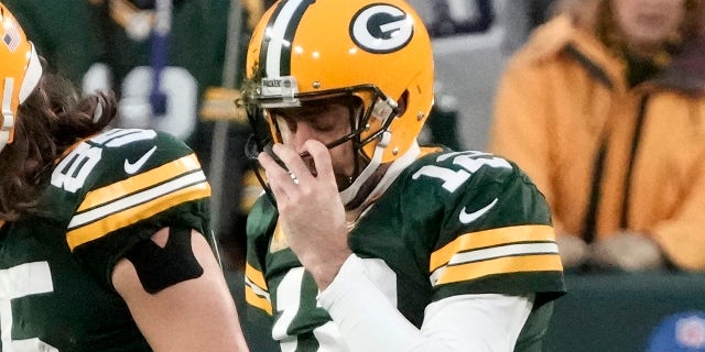 Aaron Rodgers (12), Robert Tonyan (85) y Aaron Jones (33), de los Green Bay Packers, salen del campo después de que Rodgers perdió el balón mientras era despedido en la primera mitad de un partido de fútbol americano de la NFL contra los Dallas Cowboys el domingo. , 11 de noviembre.  13 de febrero de 2022 en Green Bay, Wisconsin.