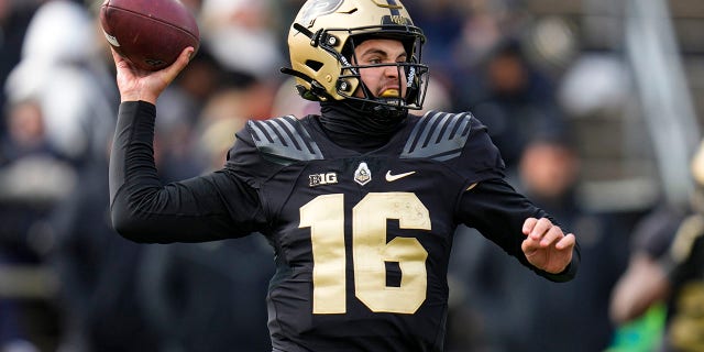 El mariscal de campo de Purdue, Aidan O'Connell, #16, lanza contra Northwestern en la primera mitad de un partido de fútbol americano universitario de la NCAA en West Lafayette, Indiana, el sábado 19 de noviembre de 2022. 