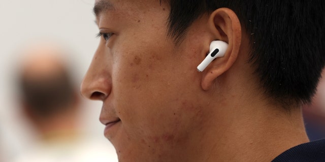 A pair of Apple headphones may help some people hear almost as well as hearing aids, researchers in Taiwan have found.