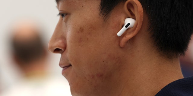 A pair of Apple headphones may help some people hear almost as well as hearing aids, researchers in Taiwan have found.