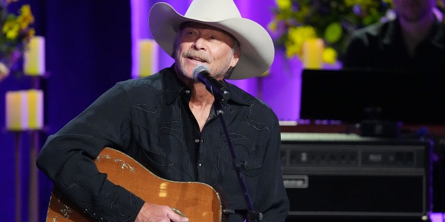 Alan Jackson is set to receive the Lifetime Achievement Award at this year's CMA Awards.