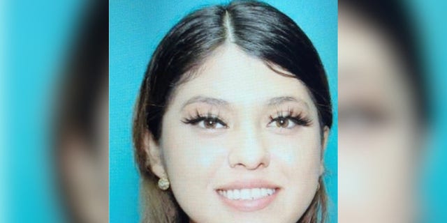 Angelina Charles, de 20 años, fue arrestada y acusada de contrabando de personas después de que el DPS de Texas detuviera un SUV Toyota blanco por una infracción de tránsito en FM 133 en el condado de La Salle.
