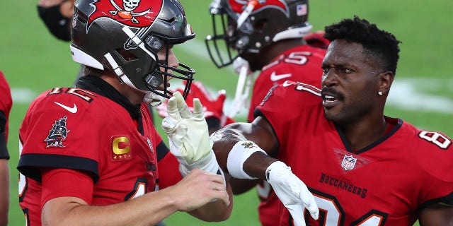 Tom Brady y Antonio Brown durante el partido de los Kansas City Chiefs en el Estadio Raymond James en Tampa el 29 de noviembre de 2020.