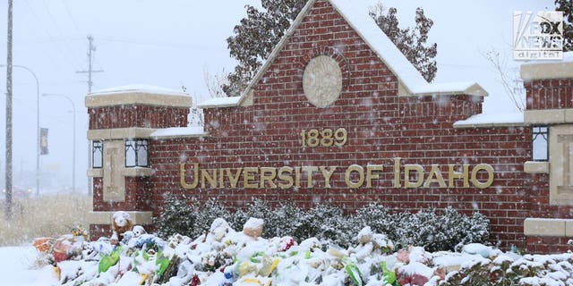 Ein Denkmal für die getöteten Studenten an der Universität von Idaho, Montag, 28. November 2022, ist mit Schnee bedeckt.  Das Menorial ist zu Ehren der Opfer eines vierfachen Mordes am 13. November in einem Haus außerhalb des Campus.