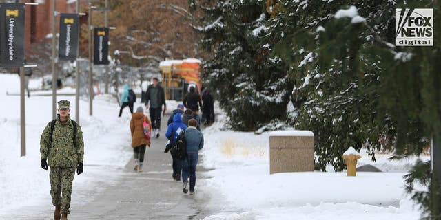 Diákok járkálnak az Idaho Egyetem kampuszán, miután négy munkatársukat meggyilkolták a 2022-es hálaadás napja előtt