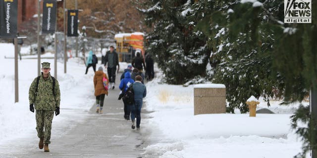 Diákok járkálnak az Idaho Egyetem kampuszán, miután négy munkatársukat meggyilkolták a 2022-es hálaadás napja előtt
