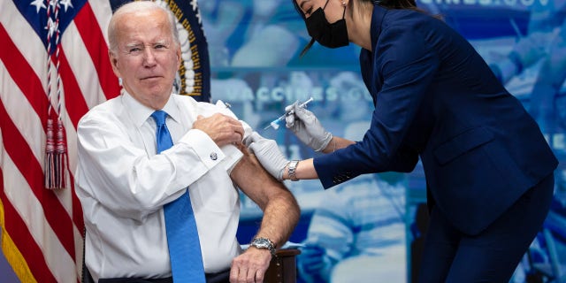 El presidente Biden recibe una inyección de refuerzo de la vacuna COVID-19 en la Casa Blanca el 25 de octubre de 2022.