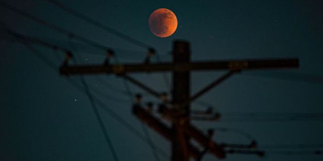 Eine blutige Mondfinsternis erscheint am Himmel. 