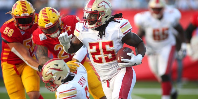 Birmingham Stallions Bo Scarbrough, #25, gets around Philadelphia Stars defensive line during the first half of the USFL Championship game at Tom Benson Stadium in Canton, Ohio on July 3, 2022.
