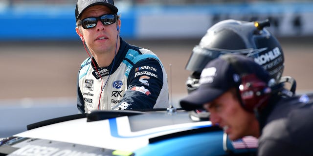 Brad Keselowski qualifies at Phoenix