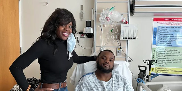 Brenda Hollins dijo que Michael fue dado de alta del hospital después de resultar herido en un tiroteo en el campus de la Universidad de Virginia.