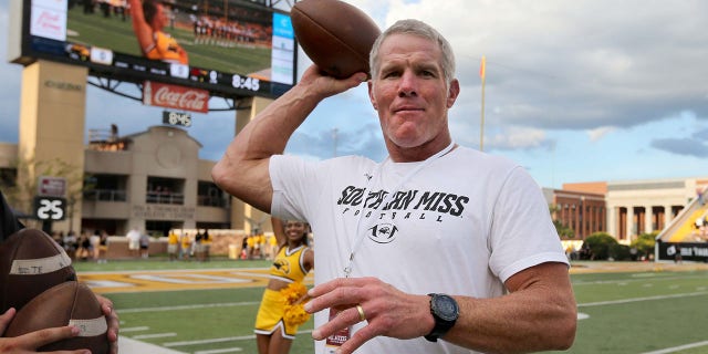 8 de septiembre de 2018;  Hattiesburg, MS, EE. UU.;  El mariscal de campo del Salón de la Fama, Brett Favre, se calienta antes del partido entre Southern Miss Golden Eagles y Louisiana Monroe Warhawks en el estadio MM Roberts.  Favre jugó para Southern Miss.