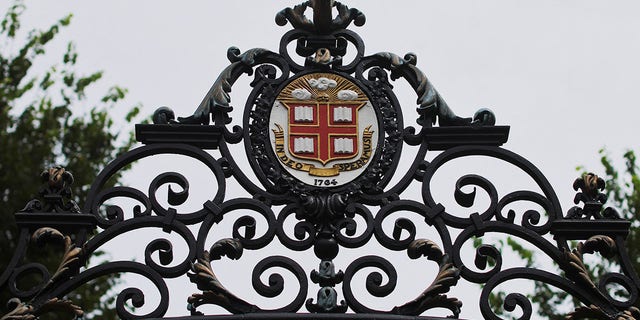 El sello de la Universidad de Brown en lo alto de Van Wickle Gates en el borde del campus principal en Providence, Rhode Island, el 16 de agosto de 2022.