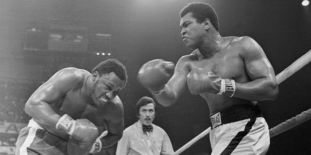 Muhammad Ali, a la derecha, golpea a Joe Frazier, a la izquierda, en la cabeza durante el séptimo asalto de su combate de boxeo.  El árbitro Carlos Padilla, Jr., centro, supervisa este combate de peso pesado en Manila, Filipinas, en 1975.
