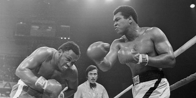 Muhammad Ali, a la derecha, golpea a Joe Frazier, a la izquierda, en la cabeza durante el séptimo asalto de su combate de boxeo.  El árbitro Carlos Padilla, Jr., centro, supervisa este combate de peso pesado en Manila, Filipinas, en 1975.