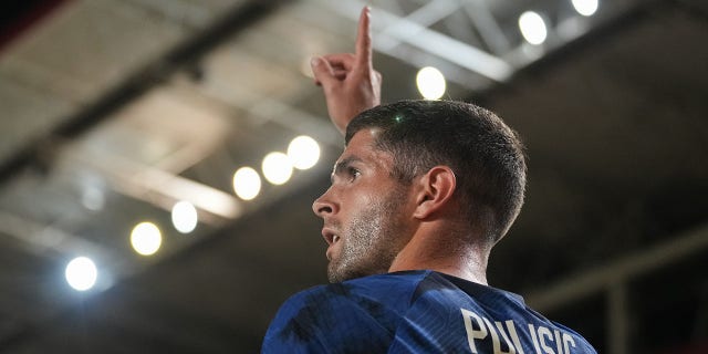 Christian Pulisic de los Estados Unidos se prepara para un tiro de esquina durante el partido contra Arabia Saudita en el Estadio Nueva Condomina el 27 de septiembre de 2022 en Murcia, España.