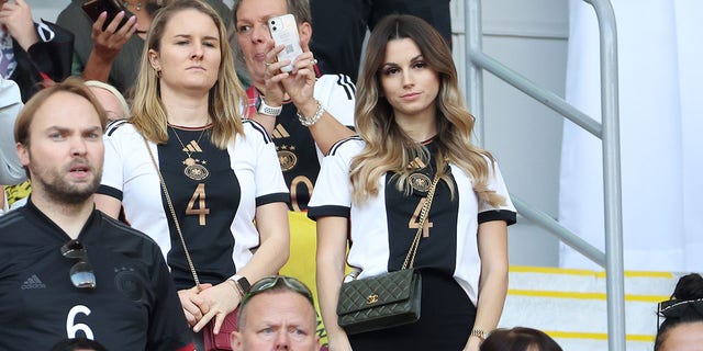 Christina Raphaella, rechts, Ehefrau von Matthias Ginter, nimmt am 23. November 2022 am WM-Spiel zwischen Deutschland und Japan im Khalifa International Stadium teil.