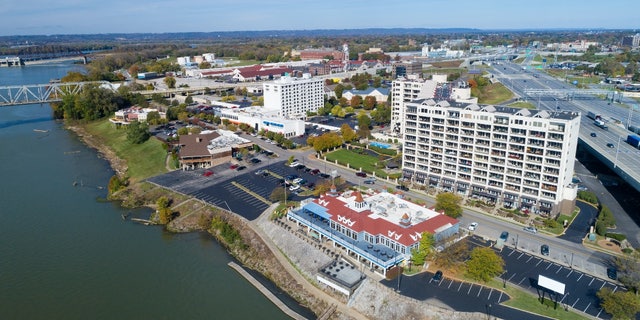 Aerfoto de Clarksville, Indianao, kiu situas laŭ la Ohio-rivero kaj estas parto de la Louisville, Kentucky metropolitena areo.
