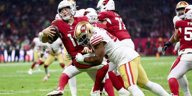 Kevin Givens #90 do San Francisco 49ers demitiu Colt McCoy #12 do Arizona Cardinals durante o terceiro quarto no Estadio Azteca em 21 de novembro de 2022 na Cidade do México, México.