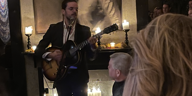 O ex-Mumford & O tocador de banjo dos Sons, Winston Marshall, faz um show na cidade de Nova York.