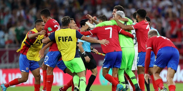 Los jugadores de Costa Rica celebran su victoria sobre Nueva Zelanda que los clasificó para la Copa Mundial de la FIFA 2022 en el Estadio Ahmad Bin Ali el 14 de junio de 2022 en Doha, Qatar.