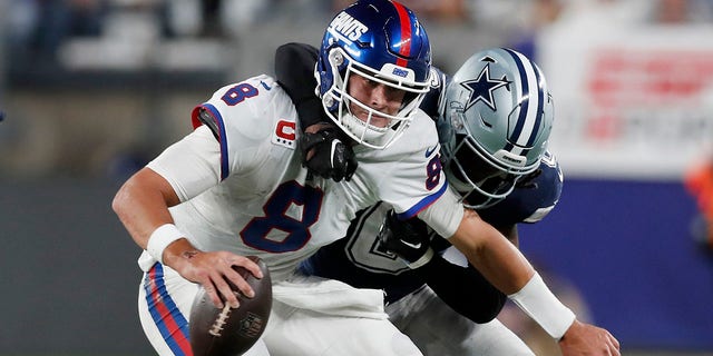 Daniel Jones (8) de los New York Giants es abordado por Donovan Wilson de los Dallas Cowboys cuando los Cowboys vencieron a los Giants 23-16 en el MetLife Stadium en East Rutherford, NJ el 26 de septiembre de 2022.