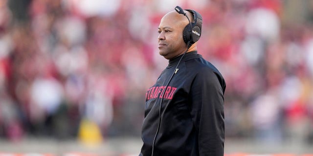 El entrenador en jefe de Stanford, David Shaw, observa durante la primera mitad de un partido de fútbol americano universitario de la NCAA contra California en Berkeley, California, el sábado 19 de noviembre de 2022. 