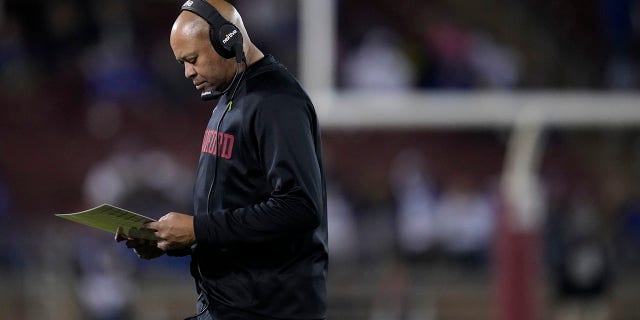 El entrenador en jefe de Stanford, David Shaw, cerca de la línea de banda durante la segunda mitad de un partido de fútbol americano universitario de la NCAA contra BYU en Stanford, California, el sábado 26 de noviembre de 2022. 