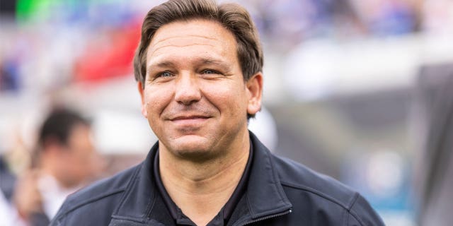 Gubernator Florydy Ron DeSantis przygląda się przed rozpoczęciem meczu pomiędzy Georgia Bulldogs i Florida Gators na TIAA Bank Field 29 października 2022 r. w Jacksonville na Florydzie.