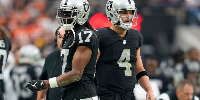 El receptor abierto de los Raiders de Las Vegas, Davante Adams (17), a la izquierda, y el mariscal de campo Derek Carr (4), a la derecha, miran desde la banca durante la segunda mitad de un partido de fútbol americano de la NFL contra los Denver Broncos el domingo 2 de octubre de 2022 en Las Vegas .  élite.