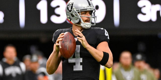 El mariscal de campo de los Raiders de Las Vegas, Derek Carr (4), lanza contra los Colts de Indianápolis durante la primera mitad de un juego en Las Vegas el 13 de noviembre de 2022. 