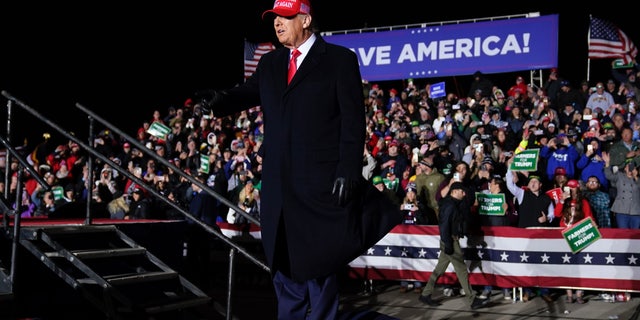 رئیس جمهور سابق ترامپ قبل از سخنرانی در یک راهپیمایی، پنجشنبه، 3 نوامبر 2022، در سیوکس سیتی، آیووا، به هواداران سلام می کند.
