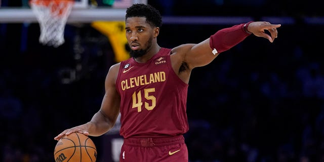 Cleveland Cavaliers guard Donovan Mitchell will lead the offense during the second half of the game against the Los Angeles Lakers on Nov. 6, 2022 in Los Angeles.