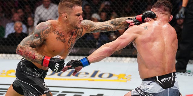 Dustin Poirier golpea a Michael Chandler en una pelea de peso ligero en UFC 281 en el Madison Square Garden el 12 de noviembre de 2022 en la ciudad de Nueva York.