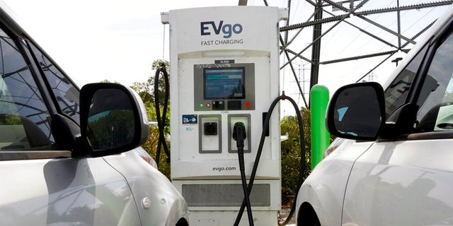 Des voitures électriques sont garées dans une borne de recharge à Sacramento, en Californie, le mercredi 13 avril 2022.