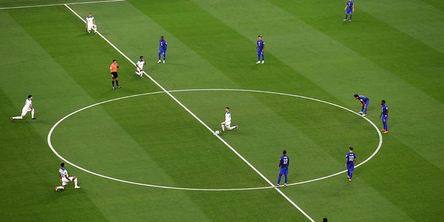 Jogadores ingleses se ajoelham antes do pontapé inicial durante uma partida do Grupo B da Copa do Mundo da FIFA Qatar 2022 contra os EUA no Al Bayt Stadium em 25 de novembro de 2022, em Al Khor, Qatar.