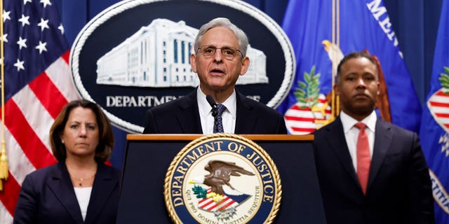 DOSYA FOTOĞRAFI: ABD Başsavcısı Merrick Garland, Washington DC'deki ABD Adalet Bakanlığı binasında konuşuyor. 