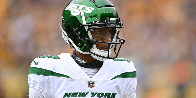 Garrett Wilson, #17 of the New York Jets, in action during the game against the Pittsburgh Steelers at Acrisure Stadium on Oct. 2, 2022 in Pittsburgh.