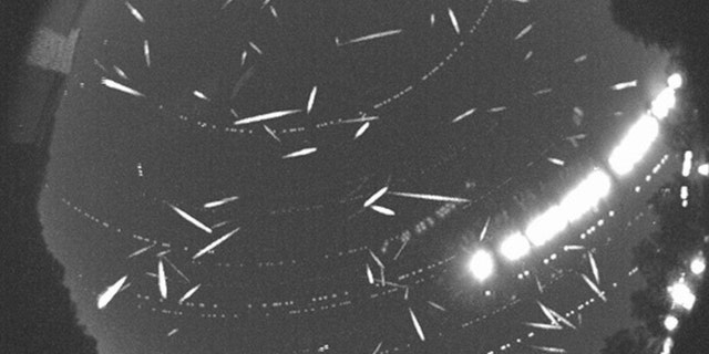 Peste 100 de meteori sunt înregistrați în această imagine compozită realizată în timpul vârfului ploii de meteoriți Geminide în 2014. 
